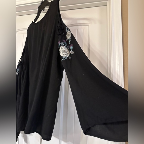 Outlander - Black Cold shoulder Top with Floral Thistle Accents - Picture 3 of 6